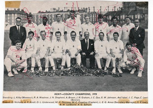 Kent-CCC-signed-cricket-memorabilia-team-photo-1970-county-champions-Asif-Iqbal-Knott-Woolmer-Shepherd-Cowdrey-Ealham-Denness-Graham-Dye-Nicholls-autograph.jpg.opt620x436o0,0s620x436